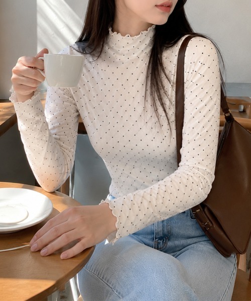 CLOTHY(クロシィ)の「【コーディネートに甘さをプラス】ドット柄 メロー フリル ハイネック トップス(Tシャツ/カットソー・レディース・グレー/オフホワイト・FREE)」の1枚目の写真