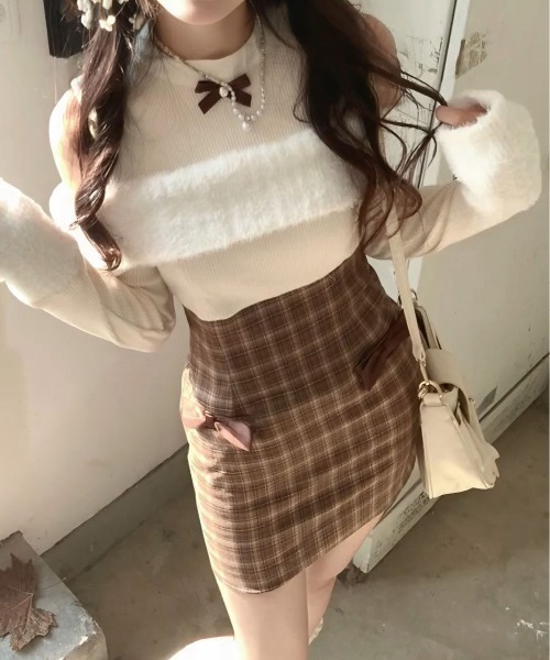＆soiree（アンドソワレ）の「レイヤード風オフショルニットトップス（ニット/セーター・レディース・オフホワイト・LARGE/MEDIUM/SMALL）」の2枚目の写真