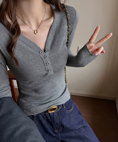 GLAMOROUS JANE（グラマラスジェーン）の「深ⅤネックボタンデザインロンT（Tシャツ/カットソー・レディース・ホワイト/グレー/ブラック・FREE）」の7枚目の写真