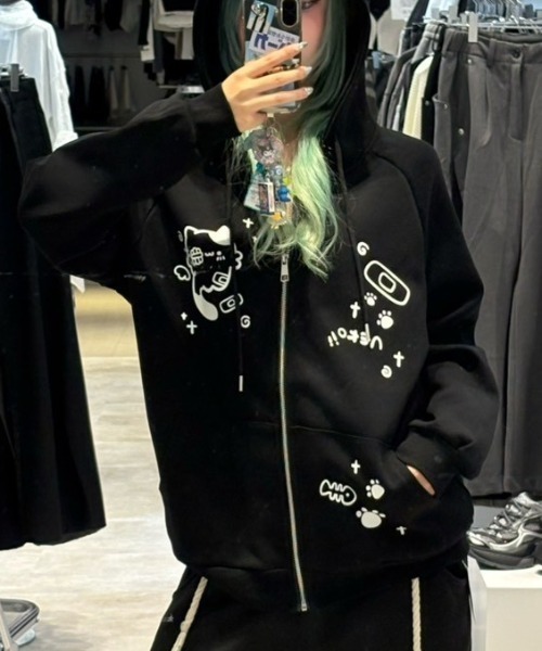 Never mind the XU / Chikashitsu+(ネバーマインド ザ エックスユー / チカシツプラス)の「【Nerd out XU】neko print zip hoodie / 【ナードアウトエックスユー】キャットプリントジップアップパーカー(パーカー・メンズ・ブラック・XL/M)」の1枚目の写真
