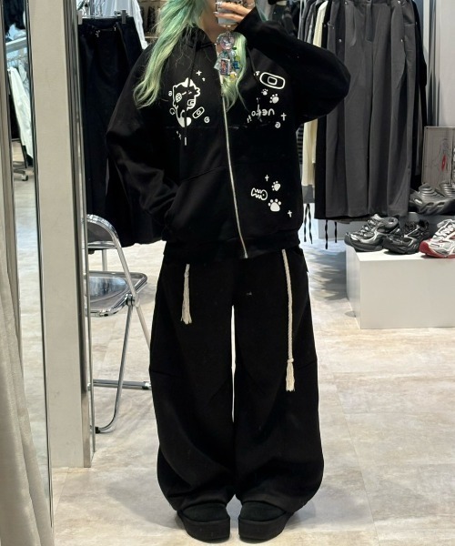 Never mind the XU / Chikashitsu+(ネバーマインド ザ エックスユー / チカシツプラス)の「【Nerd out XU】neko print zip hoodie / 【ナードアウトエックスユー】キャットプリントジップアップパーカー(パーカー・メンズ・ブラック・XL/M)」の2枚目の写真