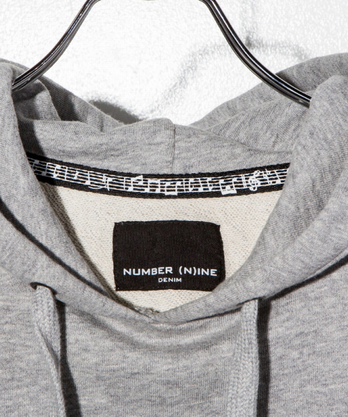 NUMBER (N)INE DENIM（ナンバーナインデニム）の「NUMBER (N)INE DENIM(ナンバーナインデニム)デニムロゴエンボスプルオーバーパーカ（パーカー・メンズ・ホワイト/ブラック/グレー・SMALL/MEDIUM/LARGE/X-LARGE）」の8枚目の写真