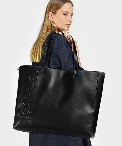 CHARLES & KEITH(チャールズ & キース)の「エンボストートバッグ / EMBOSSED TOTE BAG(トートバッグ・レディース・ブラック/ホワイト・XL)」の13枚目の写真