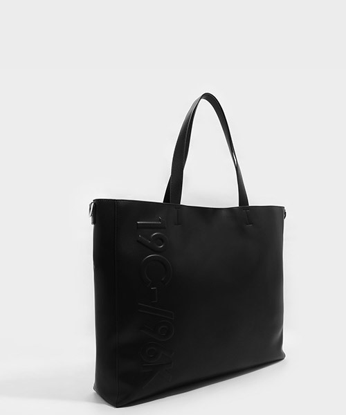 CHARLES & KEITH(チャールズ & キース)の「エンボストートバッグ / EMBOSSED TOTE BAG(トートバッグ・レディース・ブラック/ホワイト・XL)」の6枚目の写真