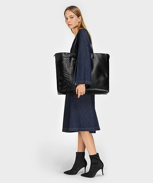 CHARLES & KEITH(チャールズ & キース)の「エンボストートバッグ / EMBOSSED TOTE BAG(トートバッグ・レディース・ブラック/ホワイト・XL)」の12枚目の写真