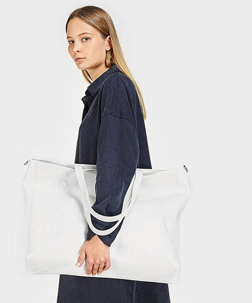 CHARLES & KEITH(チャールズ & キース)の「エンボストートバッグ / EMBOSSED TOTE BAG(トートバッグ・レディース・ブラック/ホワイト・XL)」の5枚目の写真