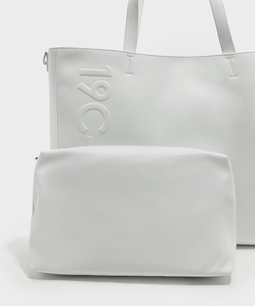 CHARLES & KEITH(チャールズ & キース)の「エンボストートバッグ / EMBOSSED TOTE BAG(トートバッグ・レディース・ブラック/ホワイト・XL)」の4枚目の写真