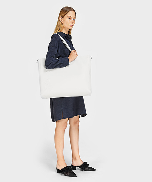 CHARLES & KEITH(チャールズ & キース)の「エンボストートバッグ / EMBOSSED TOTE BAG(トートバッグ・レディース・ブラック/ホワイト・XL)」の7枚目の写真