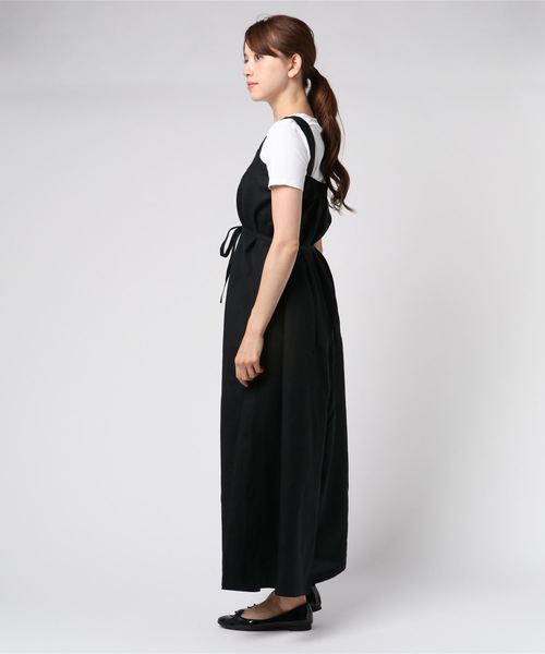 MOUSSY（マウジー）の「WIDE TUCK ROMPERS（つなぎ/オールインワン・レディース・ブラック/ベージュ/ターコイズブルー・2/1）」の4枚目の写真