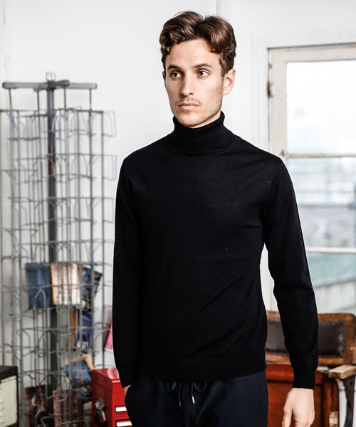 MR.OLIVE（ミスターオリーブ）の「14G SILKET WOOL KNIT / STANDARD TURTLE NECK SWEATER（ニット/セーター・メンズ・ブラック/ネイビー/ブラウン・SMALL/MEDIUM/LARGE）」の2枚目の写真