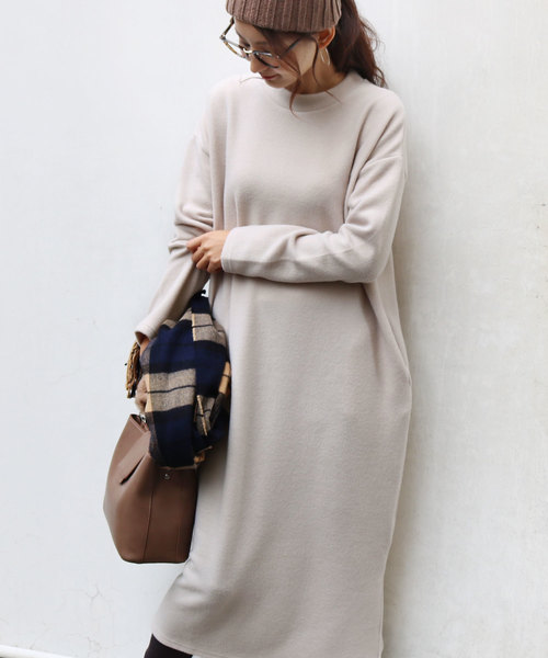 andme（アンドミー）の「ハイネック長袖起毛ワンピース スリット入り（ワンピース・レディース・アイボリー/チャコールグレー/ピンクベージュ/ブラック・M）」の6枚目の写真