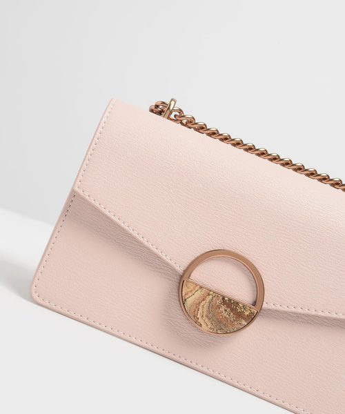 CHARLES & KEITH(チャールズ & キース)の「ラウンドプラークディテール ミニショルダーバッグ / Round Plaque Detail Mini Shoulder Bag(ショルダーバッグ・レディース・ピンク/シルバー・S)」の4枚目の写真