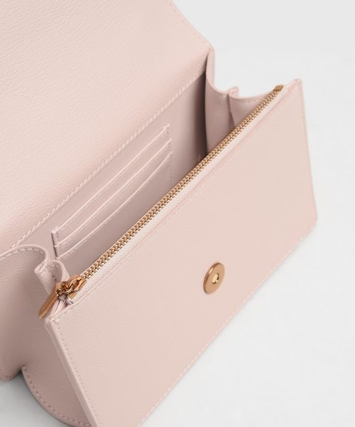 CHARLES & KEITH(チャールズ & キース)の「ラウンドプラークディテール ミニショルダーバッグ / Round Plaque Detail Mini Shoulder Bag(ショルダーバッグ・レディース・ピンク/シルバー・S)」の8枚目の写真