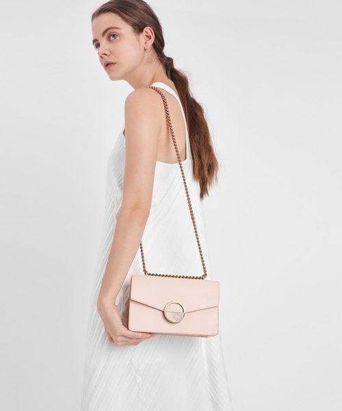CHARLES & KEITH(チャールズ & キース)の「ラウンドプラークディテール ミニショルダーバッグ / Round Plaque Detail Mini Shoulder Bag(ショルダーバッグ・レディース・ピンク/シルバー・S)」の3枚目の写真