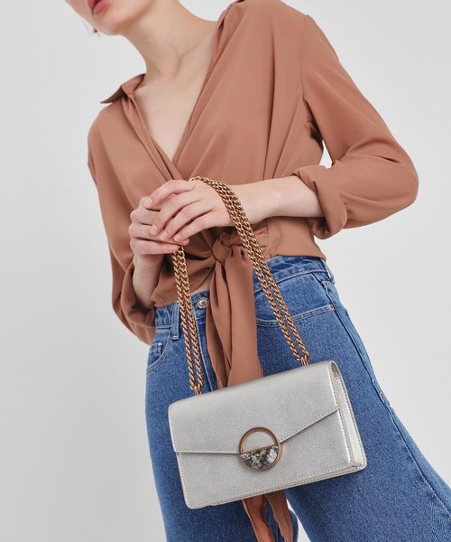 CHARLES & KEITH(チャールズ & キース)の「ラウンドプラークディテール ミニショルダーバッグ / Round Plaque Detail Mini Shoulder Bag(ショルダーバッグ・レディース・ピンク/シルバー・S)」の6枚目の写真