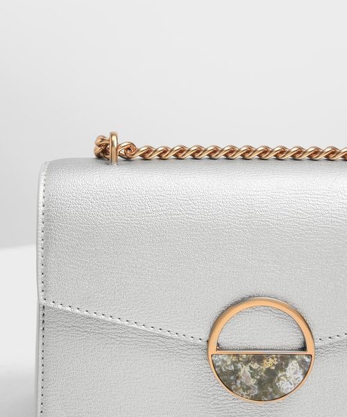 CHARLES & KEITH(チャールズ & キース)の「ラウンドプラークディテール ミニショルダーバッグ / Round Plaque Detail Mini Shoulder Bag(ショルダーバッグ・レディース・ピンク/シルバー・S)」の7枚目の写真
