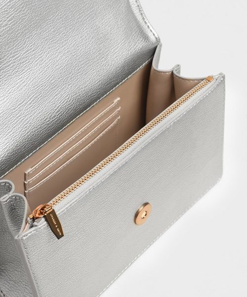CHARLES & KEITH(チャールズ & キース)の「ラウンドプラークディテール ミニショルダーバッグ / Round Plaque Detail Mini Shoulder Bag(ショルダーバッグ・レディース・ピンク/シルバー・S)」の11枚目の写真