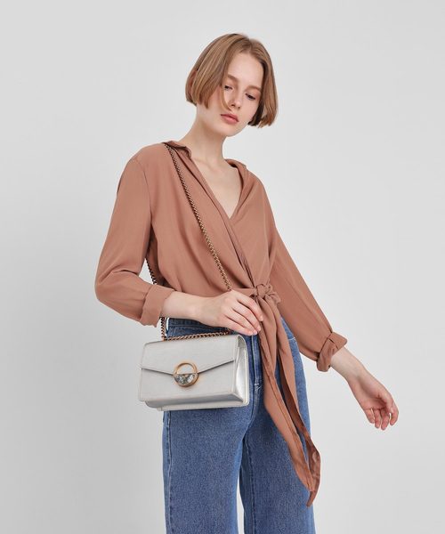 CHARLES & KEITH(チャールズ & キース)の「ラウンドプラークディテール ミニショルダーバッグ / Round Plaque Detail Mini Shoulder Bag(ショルダーバッグ・レディース・ピンク/シルバー・S)」の5枚目の写真