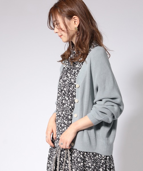 AMERICAN HOLIC（アメリカンホリック）の「Ｖネックドルマンニットカーディガン　＊（カーディガン/ボレロ・レディース・アイボリー/ライトグレー/ベージュ/サックスブルー/ネイビー・MEDIUM/LARGE）」の8枚目の写真