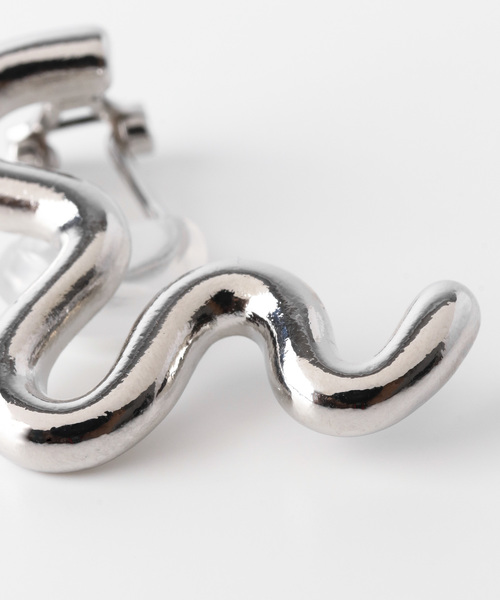 SMELLY（スメリー）の「ナミナミメタルイヤリング（イヤリング・レディース・シルバー・-）」の5枚目の写真