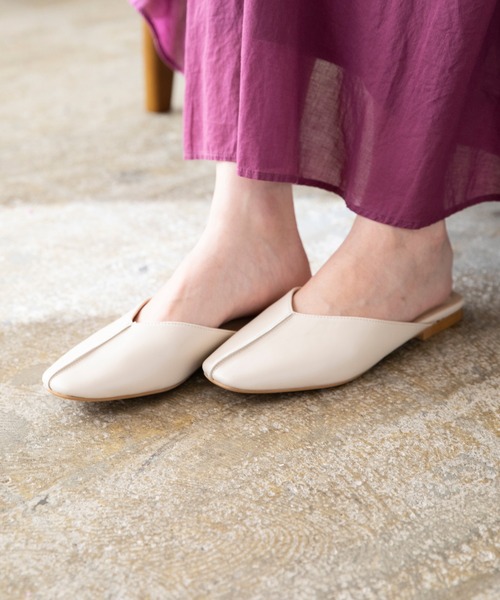 menue（メヌエ）の「センターシーム スクエアトゥフラットミュール（サンダル・レディース・アイボリー/ブラック/ベージュ/ブラウン・3L/M/XS/L/LL/S）」の5枚目の写真