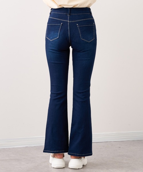 RASVOA（ラスボア）の「ストレッチセンタースリットデニムフレアパンツ（デニムパンツ・レディース・ブラック/ブルー・S/M）」の15枚目の写真