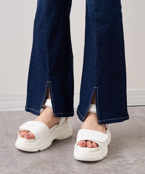 RASVOA（ラスボア）の「ストレッチセンタースリットデニムフレアパンツ（デニムパンツ・レディース・ブラック/ブルー・S/M）」の18枚目の写真