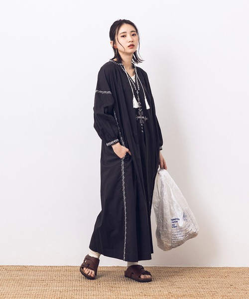 khakito（カーキト）の「綿100% 無地 シーチング 刺しゅう タッセル付き 袖ボリュームワンピース（ワンピース・レディース・ブラウン/オフホワイト/チャコール・MEDIUM）」の3枚目の写真