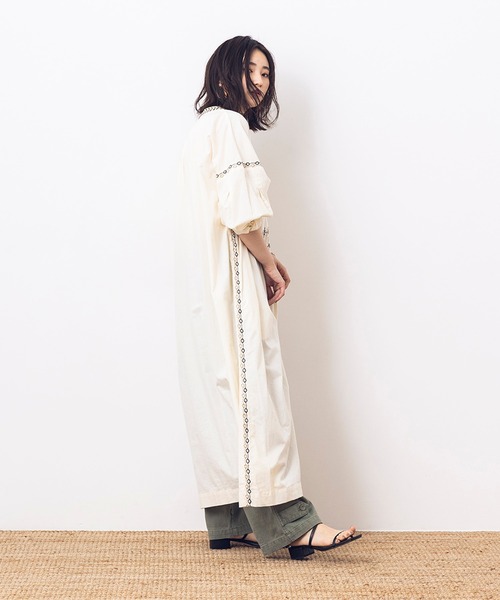 khakito（カーキト）の「綿100% 無地 シーチング 刺しゅう タッセル付き 袖ボリュームワンピース（ワンピース・レディース・ブラウン/オフホワイト/チャコール・MEDIUM）」の10枚目の写真