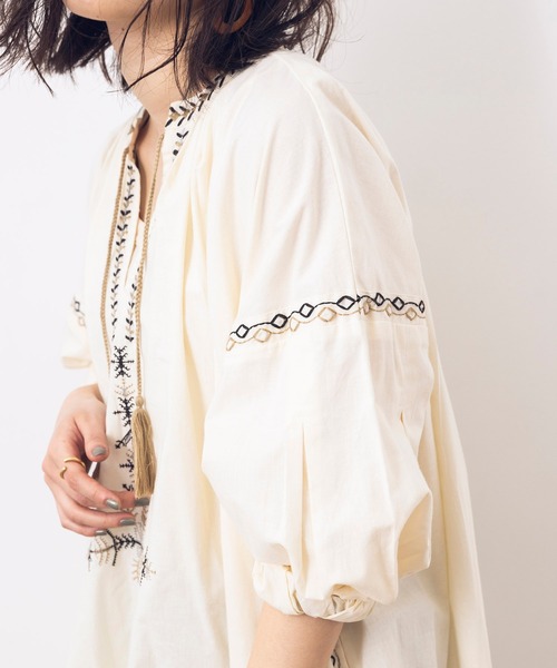 khakito（カーキト）の「綿100% 無地 シーチング 刺しゅう タッセル付き 袖ボリュームワンピース（ワンピース・レディース・ブラウン/オフホワイト/チャコール・MEDIUM）」の12枚目の写真