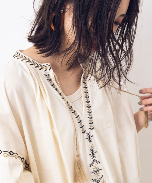 khakito（カーキト）の「綿100% 無地 シーチング 刺しゅう タッセル付き 袖ボリュームワンピース（ワンピース・レディース・ブラウン/オフホワイト/チャコール・MEDIUM）」の13枚目の写真