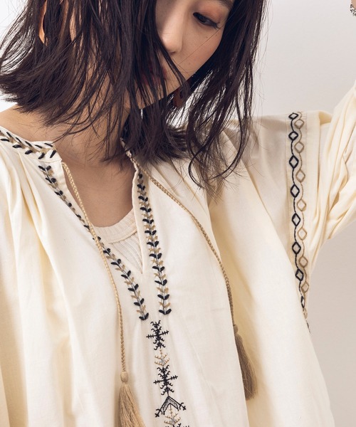 khakito（カーキト）の「綿100% 無地 シーチング 刺しゅう タッセル付き 袖ボリュームワンピース（ワンピース・レディース・ブラウン/オフホワイト/チャコール・MEDIUM）」の14枚目の写真