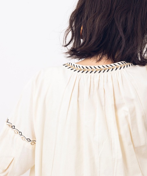 khakito（カーキト）の「綿100% 無地 シーチング 刺しゅう タッセル付き 袖ボリュームワンピース（ワンピース・レディース・ブラウン/オフホワイト/チャコール・MEDIUM）」の16枚目の写真