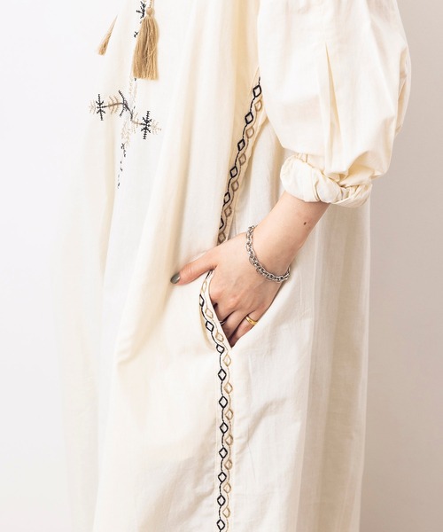khakito（カーキト）の「綿100% 無地 シーチング 刺しゅう タッセル付き 袖ボリュームワンピース（ワンピース・レディース・ブラウン/オフホワイト/チャコール・MEDIUM）」の17枚目の写真