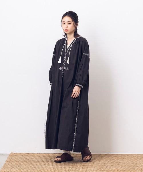 khakito（カーキト）の「綿100% 無地 シーチング 刺しゅう タッセル付き 袖ボリュームワンピース（ワンピース・レディース・ブラウン/オフホワイト/チャコール・MEDIUM）」の7枚目の写真