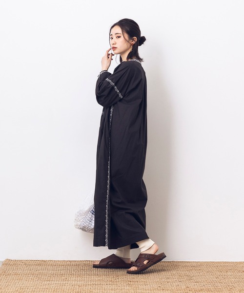 khakito（カーキト）の「綿100% 無地 シーチング 刺しゅう タッセル付き 袖ボリュームワンピース（ワンピース・レディース・ブラウン/オフホワイト/チャコール・MEDIUM）」の18枚目の写真