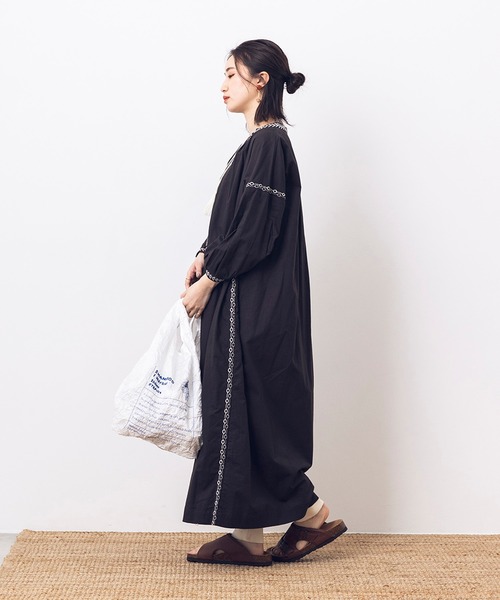 khakito（カーキト）の「綿100% 無地 シーチング 刺しゅう タッセル付き 袖ボリュームワンピース（ワンピース・レディース・ブラウン/オフホワイト/チャコール・MEDIUM）」の19枚目の写真