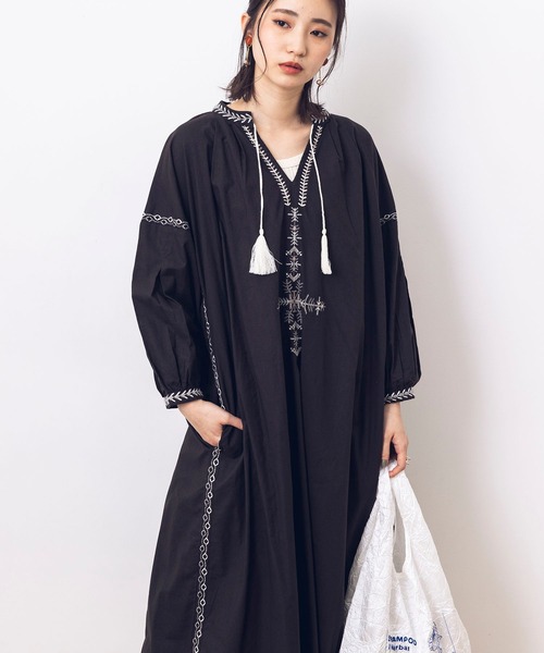 khakito（カーキト）の「綿100% 無地 シーチング 刺しゅう タッセル付き 袖ボリュームワンピース（ワンピース・レディース・ブラウン/オフホワイト/チャコール・MEDIUM）」の21枚目の写真