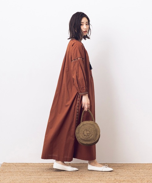 khakito（カーキト）の「綿100% 無地 シーチング 刺しゅう タッセル付き 袖ボリュームワンピース（ワンピース・レディース・ブラウン/オフホワイト/チャコール・MEDIUM）」の8枚目の写真