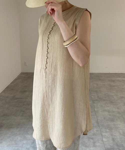 She's Closet（シーズクローゼット）の「ノースリーブ肩タックノーカラーミドル丈ジレベスト（チュニック・レディース・オリーブ/ブラック/ベージュ/アイボリー・FREE）」の3枚目の写真