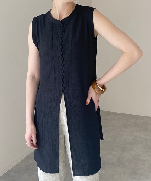 She's Closet（シーズクローゼット）の「ノースリーブ肩タックノーカラーミドル丈ジレベスト（チュニック・レディース・オリーブ/ブラック/ベージュ/アイボリー・FREE）」の2枚目の写真