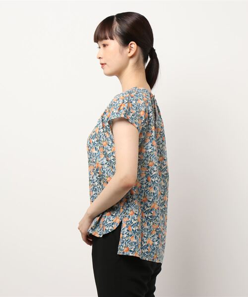 Te chichi（テチチ）の「ボタニカルフルーツ柄タックブラウス（シャツ/ブラウス・レディース・ベージュ/ネイビー・ﾌﾘ-）」の3枚目の写真