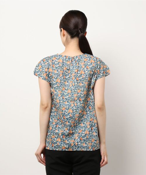 Te chichi（テチチ）の「ボタニカルフルーツ柄タックブラウス（シャツ/ブラウス・レディース・ベージュ/ネイビー・ﾌﾘ-）」の4枚目の写真
