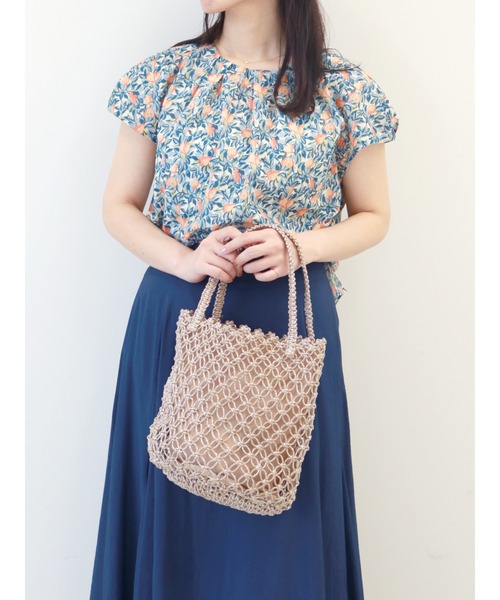 Te chichi（テチチ）の「ボタニカルフルーツ柄タックブラウス（シャツ/ブラウス・レディース・ベージュ/ネイビー・ﾌﾘ-）」の2枚目の写真