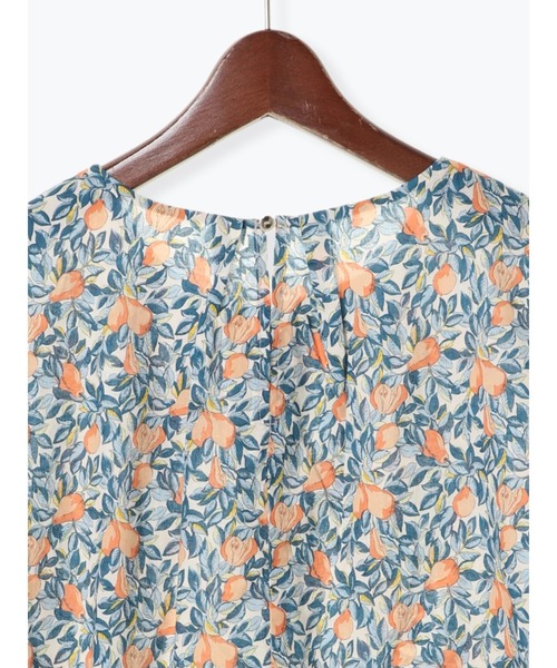 Te chichi（テチチ）の「ボタニカルフルーツ柄タックブラウス（シャツ/ブラウス・レディース・ベージュ/ネイビー・ﾌﾘ-）」の11枚目の写真