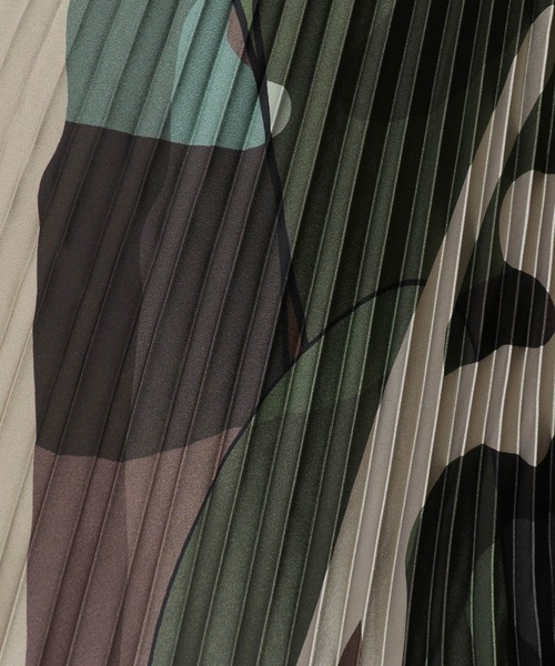 Sacai（サカイ）の「SACAI x KAWS / プリントプリーツスカート