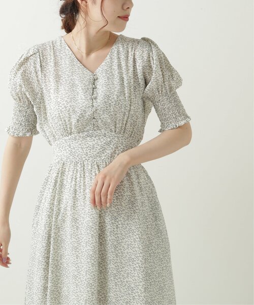 RAY CASSIN（レイカズン）の「シャーリングリーフワンピース（ワンピース・レディース・オフホワイト/ブラック/カーキ・FREE）」の2枚目の写真