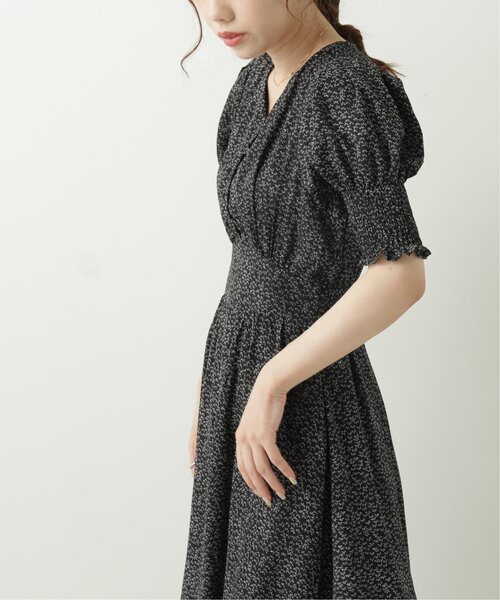 RAY CASSIN（レイカズン）の「シャーリングリーフワンピース（ワンピース・レディース・オフホワイト/ブラック/カーキ・FREE）」の3枚目の写真