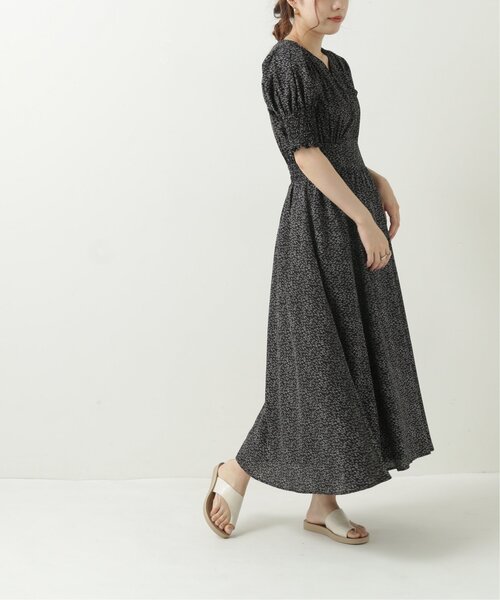 RAY CASSIN（レイカズン）の「シャーリングリーフワンピース（ワンピース・レディース・オフホワイト/ブラック/カーキ・FREE）」の4枚目の写真