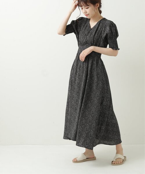 RAY CASSIN（レイカズン）の「シャーリングリーフワンピース（ワンピース・レディース・オフホワイト/ブラック/カーキ・FREE）」の5枚目の写真